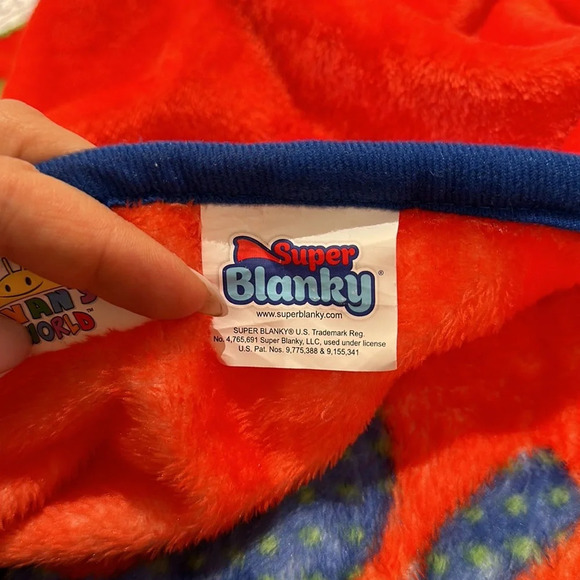 Kids plush blanket with pockets - Picture 3 of 5